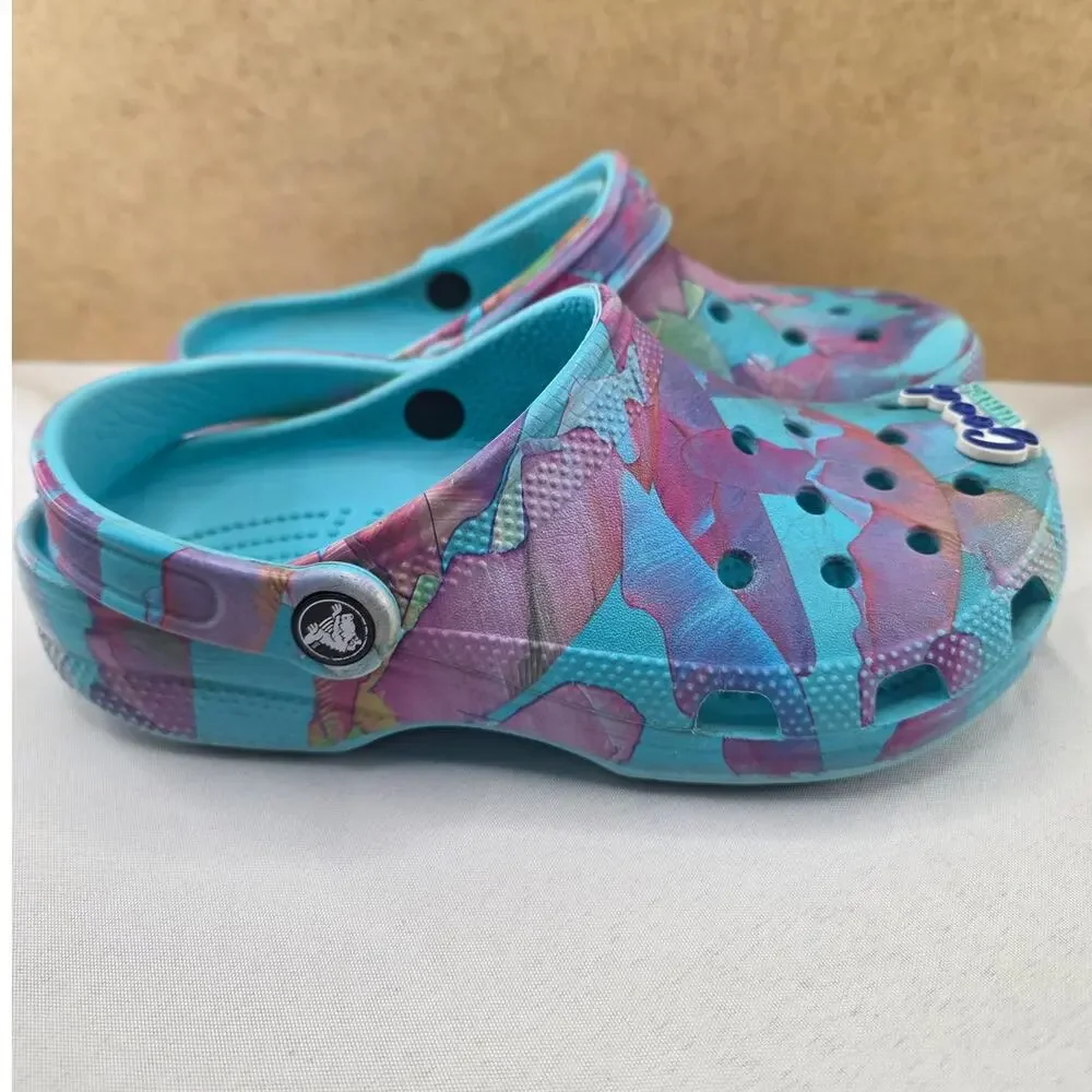 Crocs Classic Palm Print Clogs in Neptune Multi, Size Men's 5/Women's 7